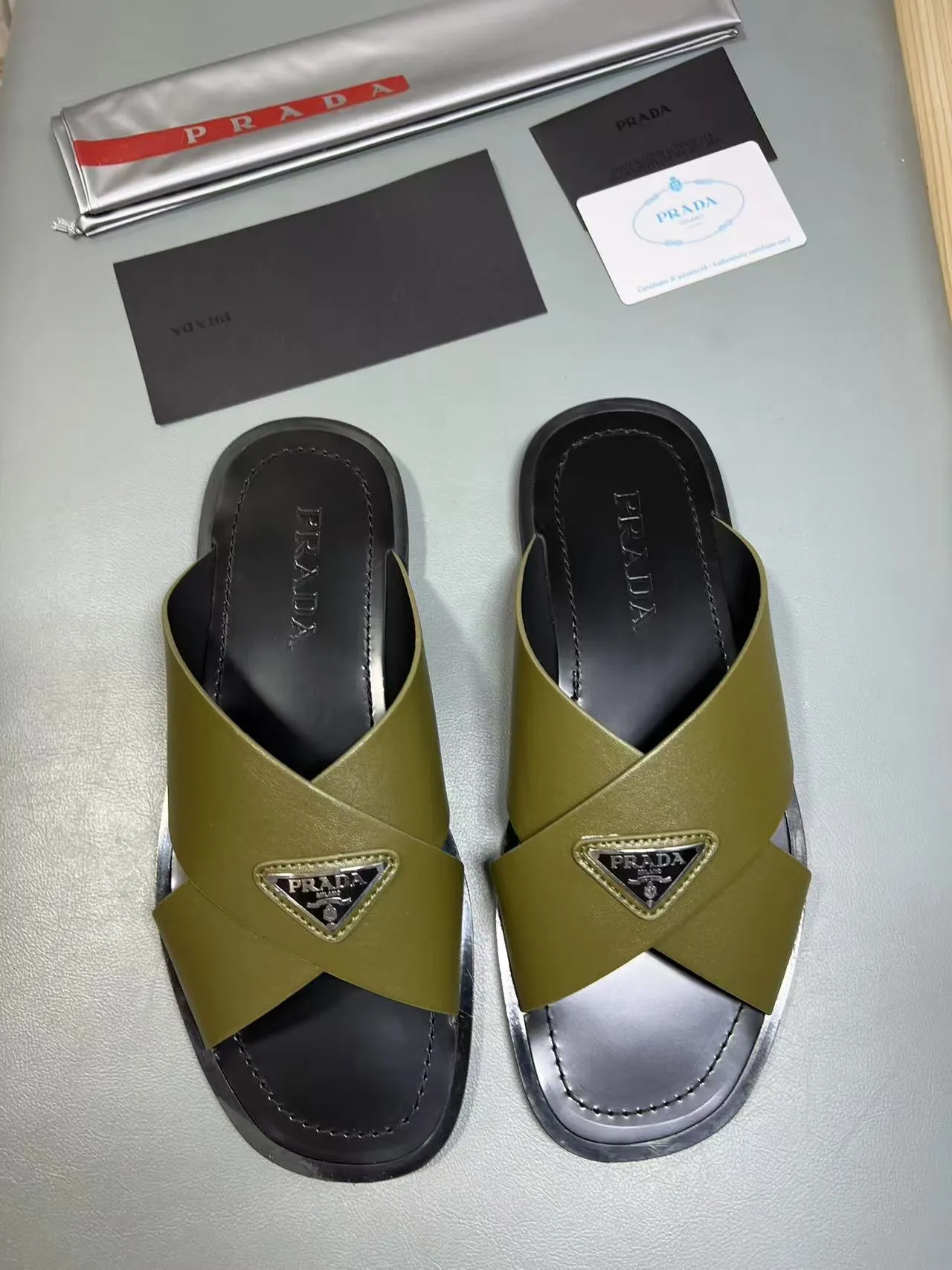 340💰PRADA Prada’s latest slippers are synchronized with the official website. This slipper is made of the brand’s unique and iconic Saffiano leather. The brand logo jumps out from the double straps, and the brand style is clearly visible. Cowhide gives men elegant charm and functional design, making it an ideal choice for vacation and leisure. Size:38-45